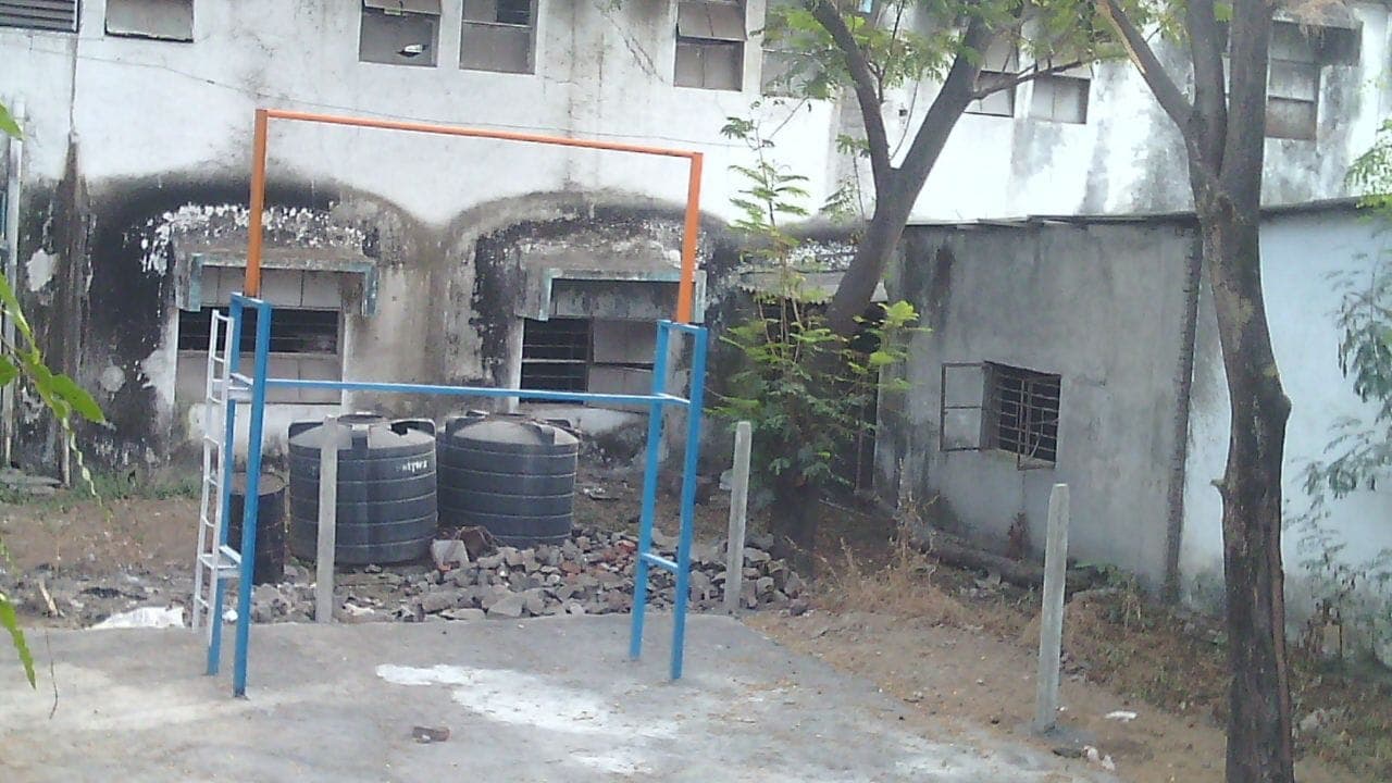 Steel lattice training structure with an access platform at the training centre